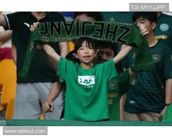 小孩们与足球明星亲密接触感受梦想的力量与激情